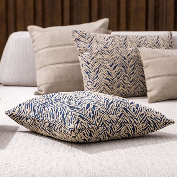 Dekorative Kissen mit geometrischen Mustern auf einer Couch