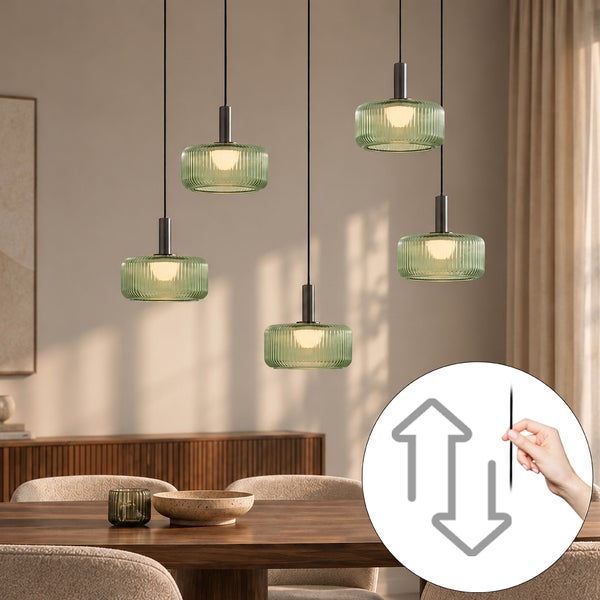Fünf flammige Pendelleuchte mit gerippten Glasschirmen über einem Esstisch mit höhenverstellbarer Funktion durch Ziehen am Kabel.