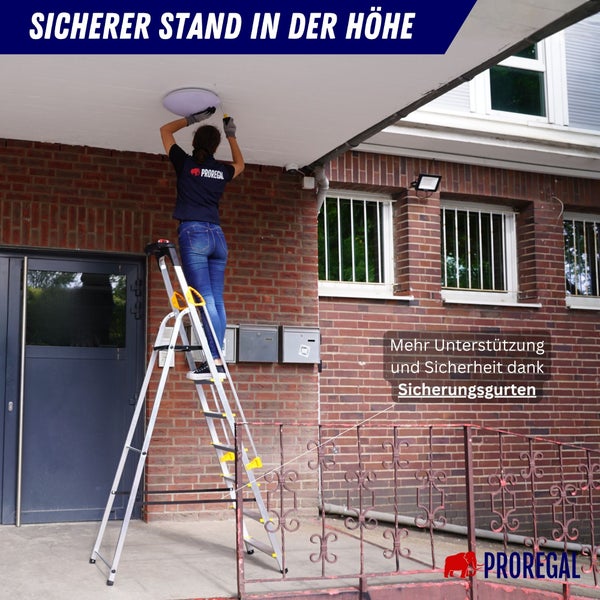 Frau auf einer Leiter, die eine Deckenleuchte montiert, mit dem Proregal Logo
