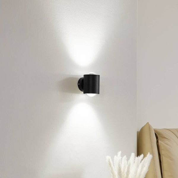 Schwarze Wandleuchte mit zwei Lichtpunkten an einer Wand