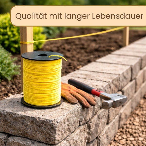 Richtseilrolle mit Maurerschnur, Hammer und Arbeitshandschuhe auf einer Mauer