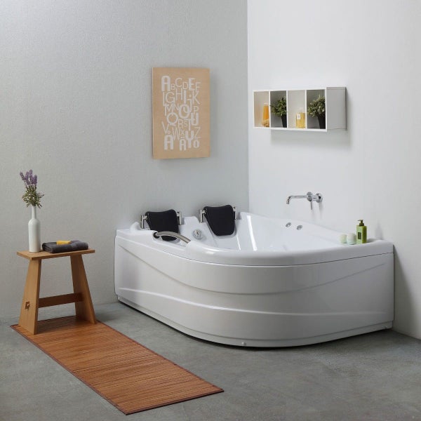 Badezimmer Szene mit Whirlpool, Holzhocker und Wandregal für ein entspannendes Ambiente