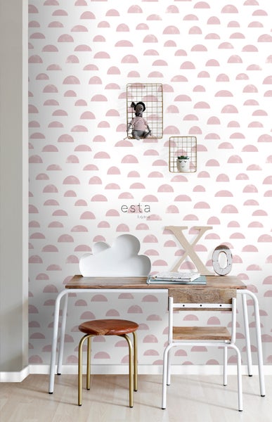 Raumansicht mit Tapete mit Halbkreis Muster, Schreibtisch und Stuhl