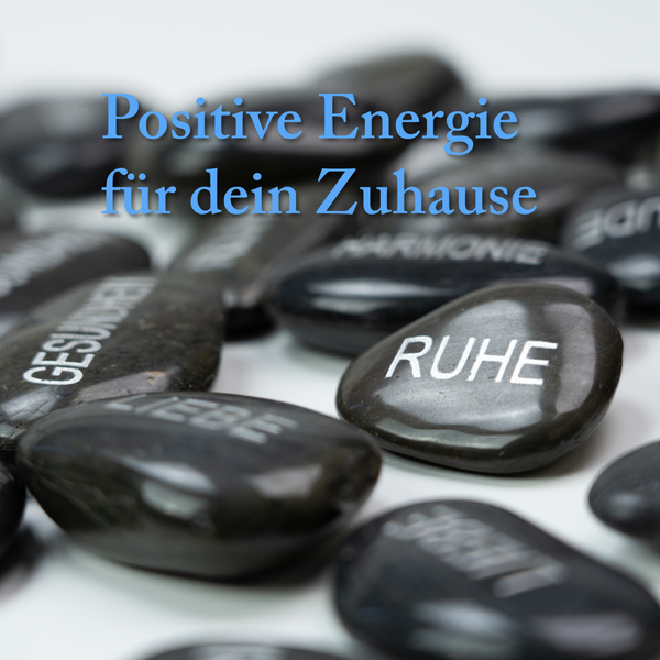 Schwarze Dekosteine mit Gravuren wie Ruhe, Liebe, Gesundheit und Harmonie sowie der Text Positive Energie für dein Zuhause.