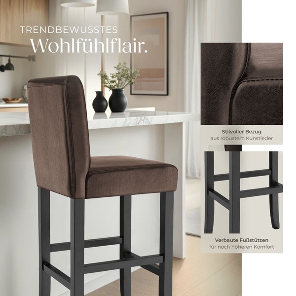 Barhocker mit braunem Kunstlederbezug und schwarzen Beinen mit Fußstützen in einer hellen, modernen Küche.