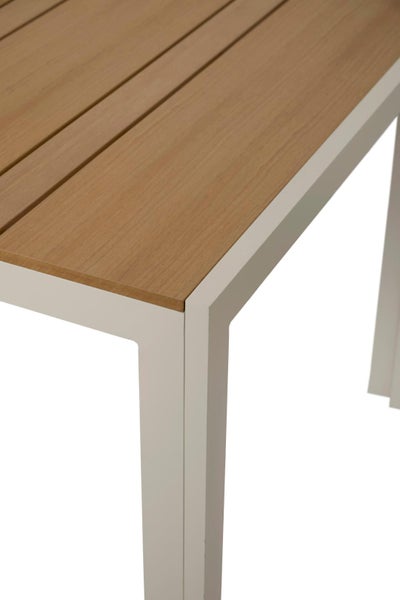 Detailansicht der Ecke eines Gartentisches mit Tischplatte in Holzoptik und weißem Metallgestell.
