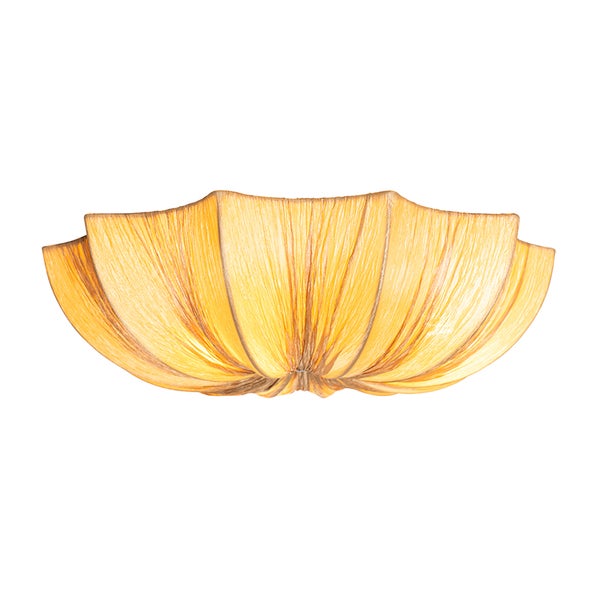 Halbrunde Deckenleuchte mit plissiertem Stoffschirm in warmem Gelbton und gewelltem Rand.