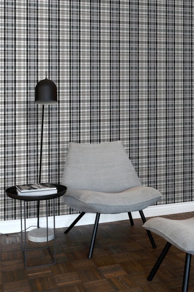 Raumansicht mit karierter Tapete, Sessel, Beistelltisch und Stehlampe