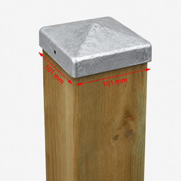 Quadratische Pfostenkappe aus feuerverzinktem Stahl für 101 mal 101 Millimeter Pfosten auf einem Holzpfosten montiert.