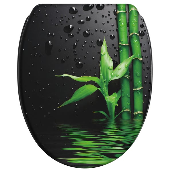 WC-Sitz mit Motiv Bambus, Bambusstangen und Blätter mit Wassertropfen auf dunklem Hintergrund mit Wasserspiegelung.