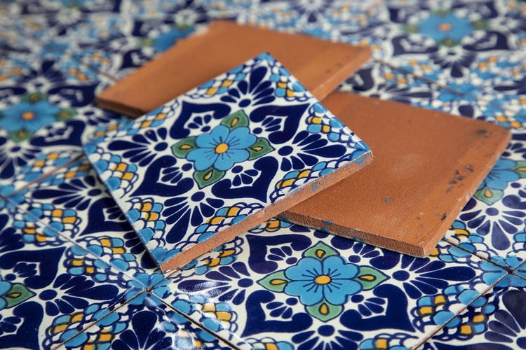 Fliesen mit blauem Blumenmuster und Terrakottafarbener Unterseite