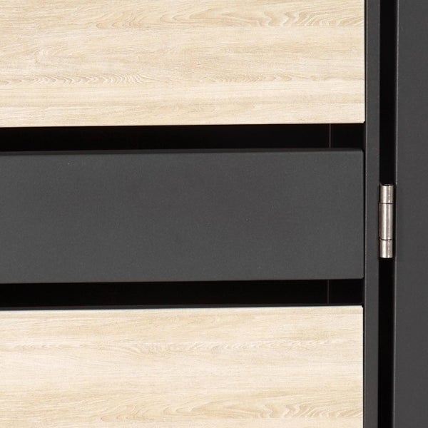Detailansicht eines Zaunelements mit Holzstruktur und Metallrahmen