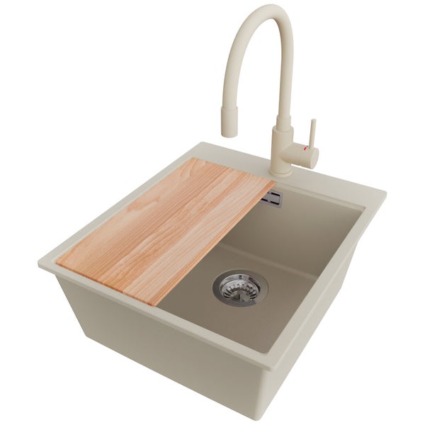 Spüle mit Schneidebrett und Wasserhahn