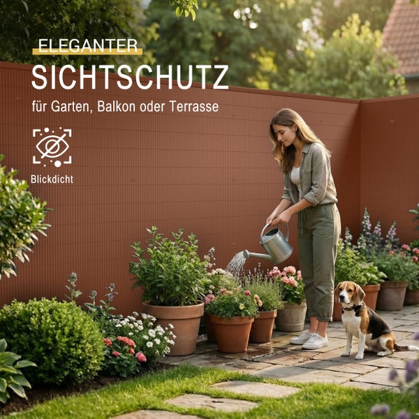 Eleganter, blickdichter Sichtschutz für Garten, Balkon oder Terrasse in einer Gartenszene mit einer Frau beim Pflanzengießen und einem Hund.