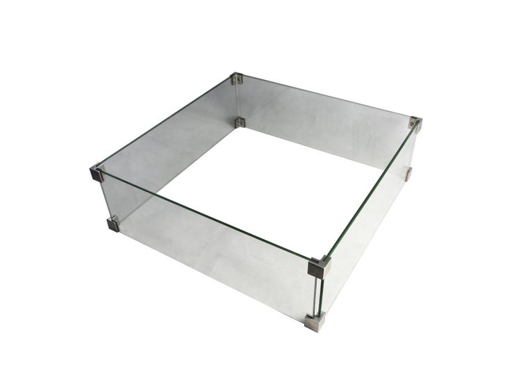 Quadratischer Windschutz aus Glas für Feuerstellen mit Metallhalterungen.