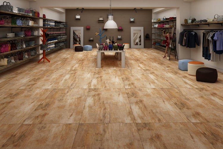 Innenraum eines Bekleidungsgeschäfts mit Bodenfliesen in Holzoptik