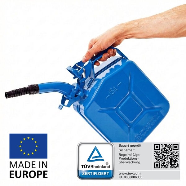 Hand hält einen blauen 5-Liter-Metall-Kraftstoffkanister mit Ausgießer schräg. Siegel Made in Europe, TÜV Rheinland zertifiziert und QR-Code.