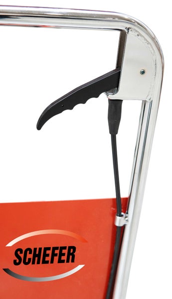 Nahaufnahme eines Metallgriffs mit schwarzem Kunststoffhebel und Kabel an einem Gerät mit Schefer Logo.