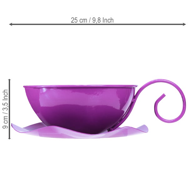 Lilafarbenes Metall-Pflanzgefäß in Tassenform mit Untertasse, Breite 25 Zentimeter, Höhe 9 Zentimeter.
