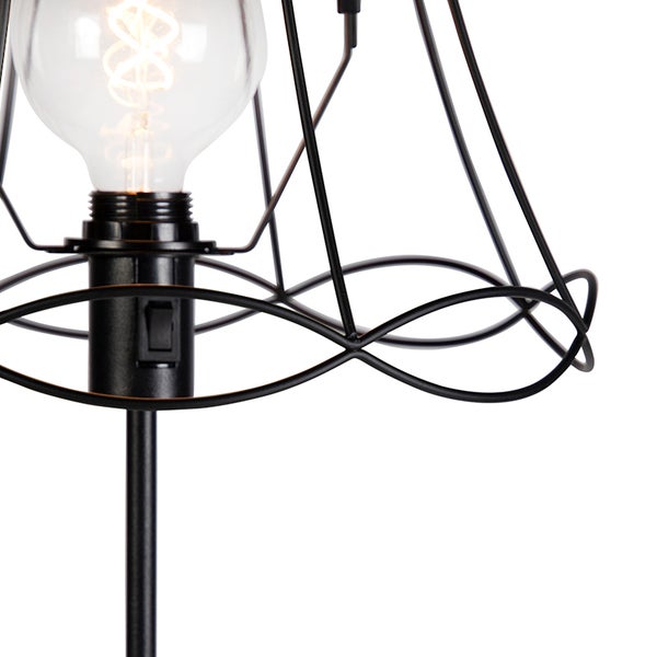 Detail einer Stehlampe mit schwarzem Drahtgestell und Glühbirne