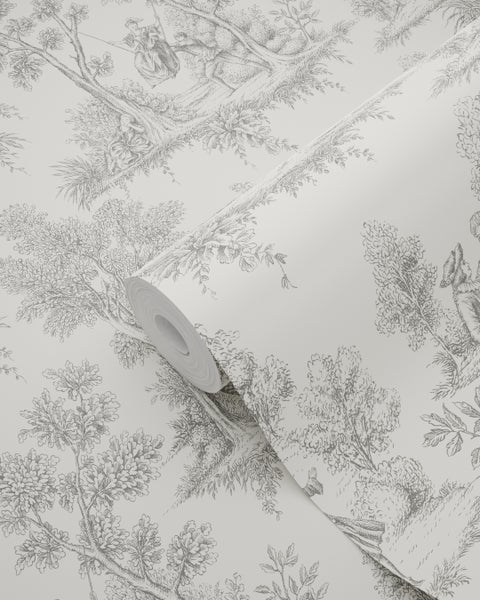 Vliestapete mit Toile-de-Jouy-Muster, ländliche Szenen mit Bäumen und Personen, grau auf weiß.