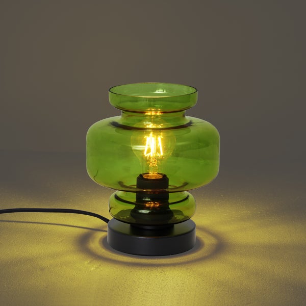 Grüne Tischleuchte mit Lampe und schwarzem Sockel.