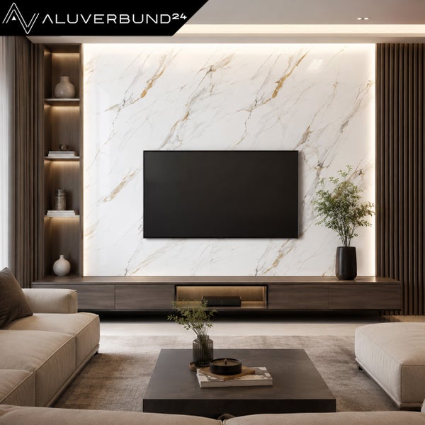 Modernes Wohnzimmer mit Wandverkleidung in Marmor-Optik, Lowboard aus Holz, Fernseher und indirekter Beleuchtung. Aluverbund24 Logo.