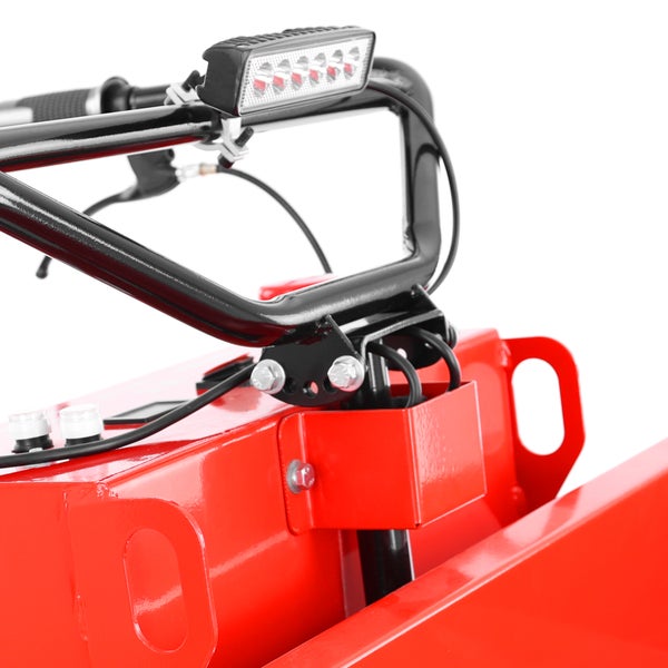 LED-Arbeitsscheinwerfer am schwarzen Lenker eines roten motorisierten Dumpers.