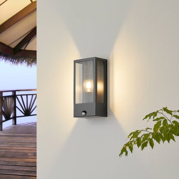 Lindby Wandleuchte außen Ilana mit Bewegungsmelder (spritzwassergeschützt in Schwarz aus Edelstahl (1 flammig, E27) - Wandlampe für Außenwand/Hauswand Haus Terrasse und Balkon