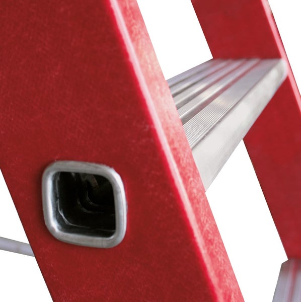 Nahaufnahme einer Glasfaser Stehleiter mit profilierten Metallstufen