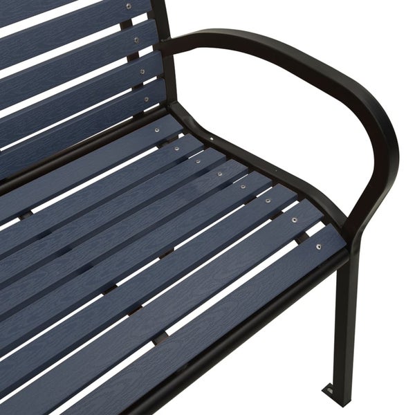 Detailaufnahme einer Parkbank mit Armlehne und Sitzfläche aus Holzlatten