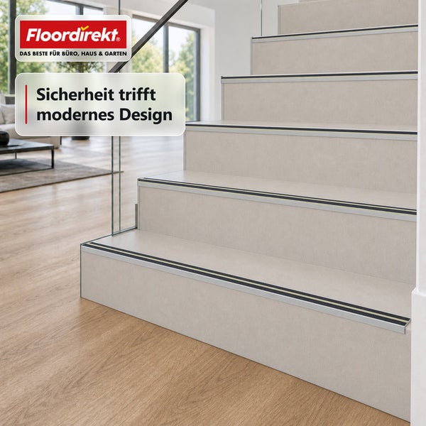 Treppenstufenprofil aus Metall an einer hellen Treppe mit Glasgeländer in einem Wohnraum.