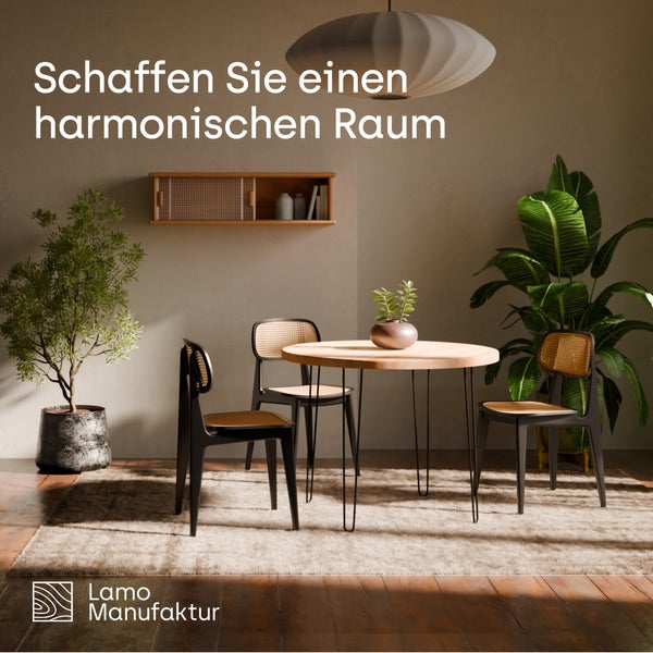 Moderner Essbereich mit rundem Holztisch, Stühlen aus Wiener Geflecht und Pflanzen in harmonischer Atmosphäre. Lamo Manufaktur Logo.