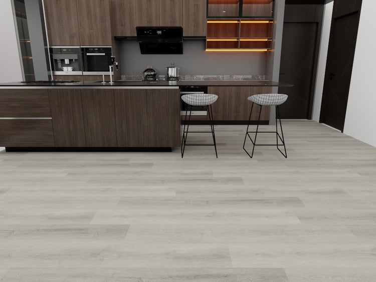 Moderne Küche mit hellgrauem Boden in Holzoptik, dunklen Holzschränken und einer Kücheninsel mit zwei Barhockern.