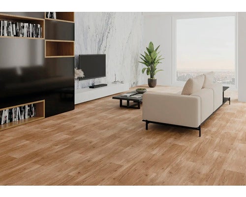 Moderner Wohnbereich mit hellem Bodenbelag in Holzoptik, weißem Sofa, schwarzer Regalwand und einer Wand in Marmoroptik.