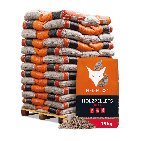 Heizfuxx Holzpellets Red auf Palette, Säcke zu 15 Kilogramm, mit Einzelbeutel und einem Haufen loser Pellets.