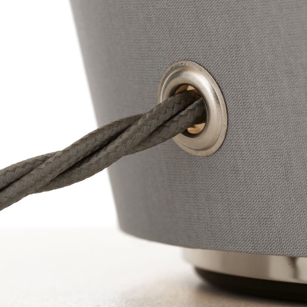 Detailansicht einer grauen Lampe mit Textilkabel