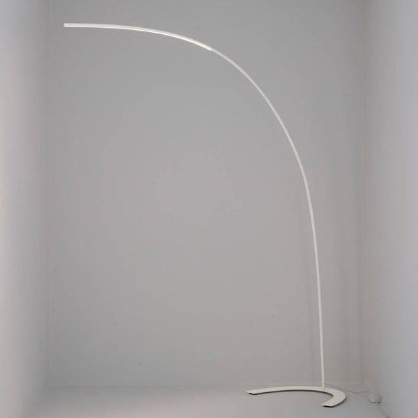 Filigrane LED-Bogenstehleuchte in Weiß mit schmalem, geschwungenem Arm und flachem Standfuß.