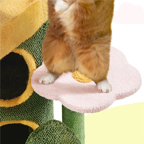 Katze auf einem Katzenkratzbaum in Blumenform