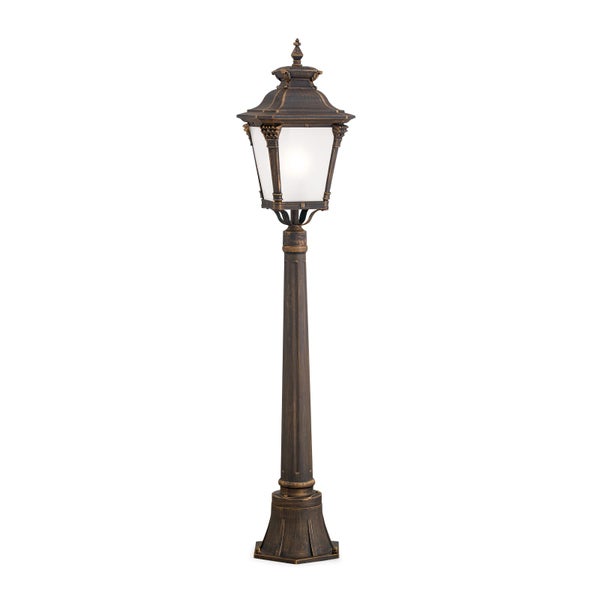 Klassische Mastleuchte im Laternen-Stil aus Metall mit dekorativem Mast und Glas-Einsätzen für den Außenbereich.