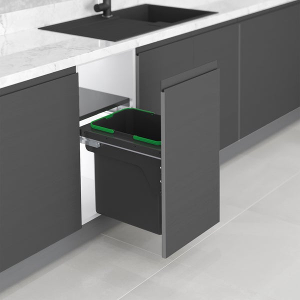 Ausziehbarer Mülleimer in einem modernen grauen Küchenschrank unter einer weißen Arbeitsplatte mit Spülbecken.