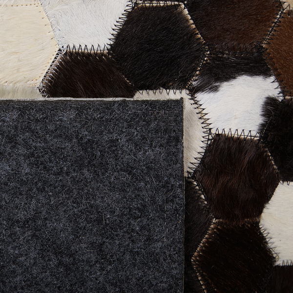 Patchwork Teppich aus Kuhfell mit sechseckigen Stücken und Filzrückseite