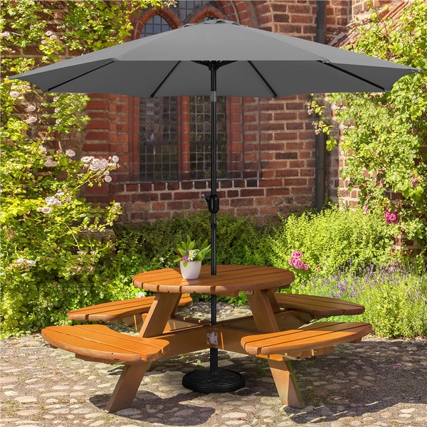 Holz-Picknicktisch mit Sonnenschirm im Garten