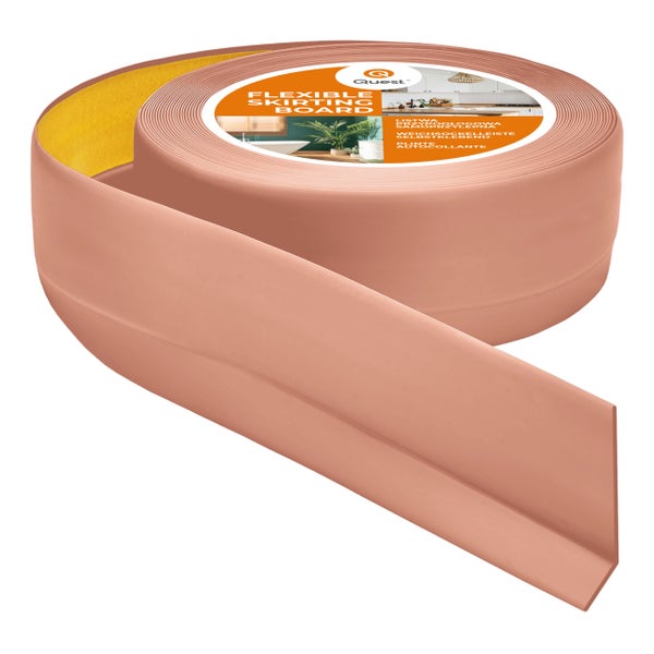 Selbstklebende, flexible Weichsockelleiste von Quest auf der Rolle zur Bodenabdeckung.