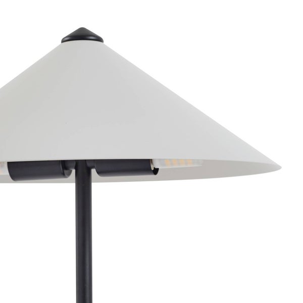 Nahaufnahme einer weißen Außenleuchte mit Lampenschirm