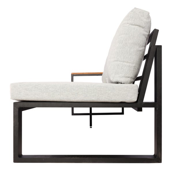 Moderner Garten-Lounge-Sessel mit schwarzem Metallrahmen, Armlehne aus Holz und hellgrauen Polstern, Seitenansicht.