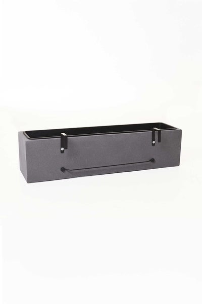 Rechteckiger Balkonkasten in grauer Steinoptik mit schwarzen Metallhalterungen.