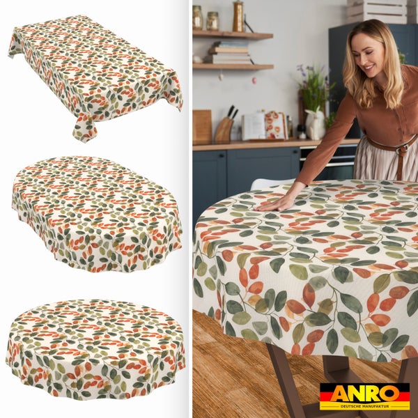 Tischdecke mit Blättermuster in rechteckiger, ovaler und runder Form. Lifestyle-Szene zeigt eine Frau, die die runde Tischdecke auflegt. ANRO Logo.