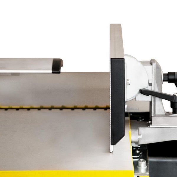 Detailansicht einer Abrichthobelmaschine mit Hobelwelle