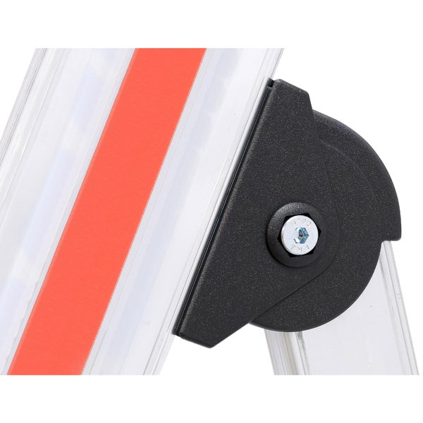 Detailansicht einer Leiter mit schwarzem Gelenk und Schraube